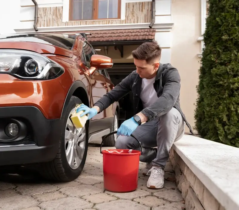 Lavage auto à domicile Bussy-le-Grand : professionnel intervenant sur un véhicule